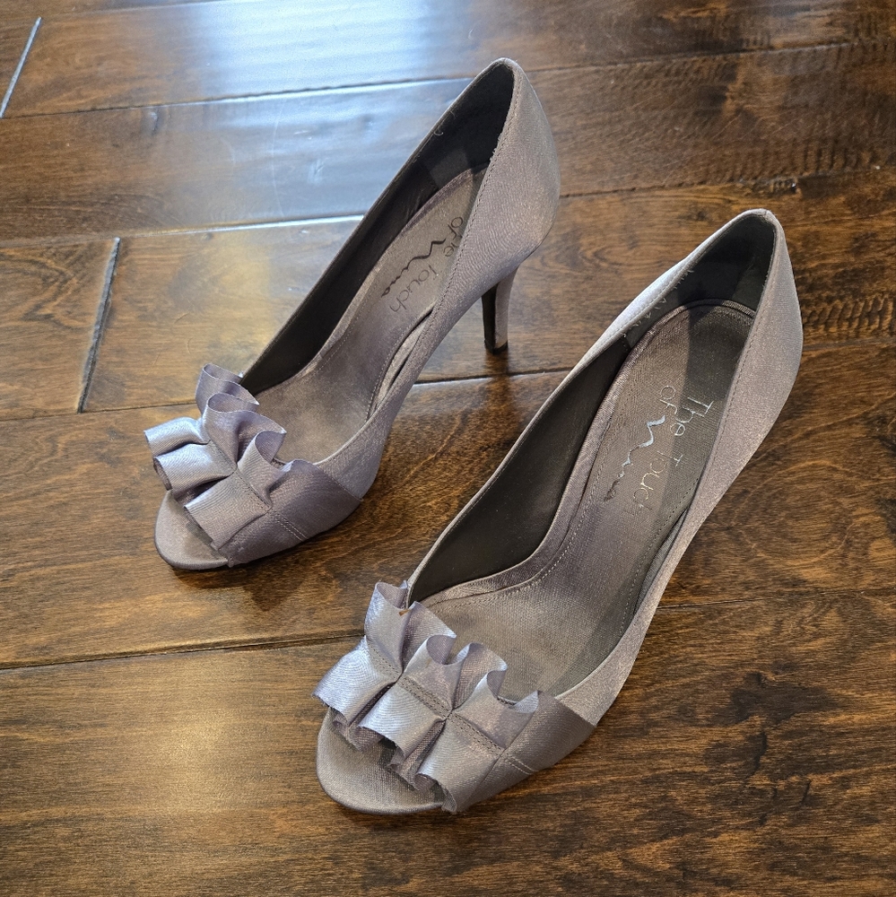 The Touch Of Nina Pewter Heels Size 5.5